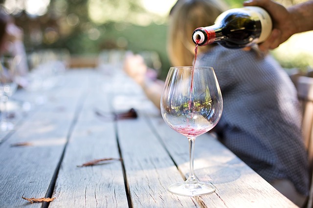 ことば検定11月15日｜白ワインのグラスが赤ワインより小さい理由は適温/度数？